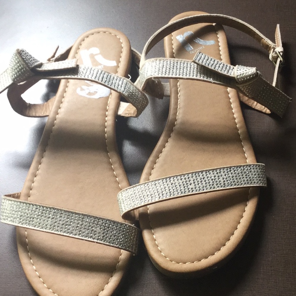 Cute sandals with bow!